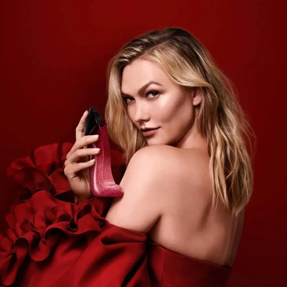 Le parfum ne suit pas la mode. Il l’impose.