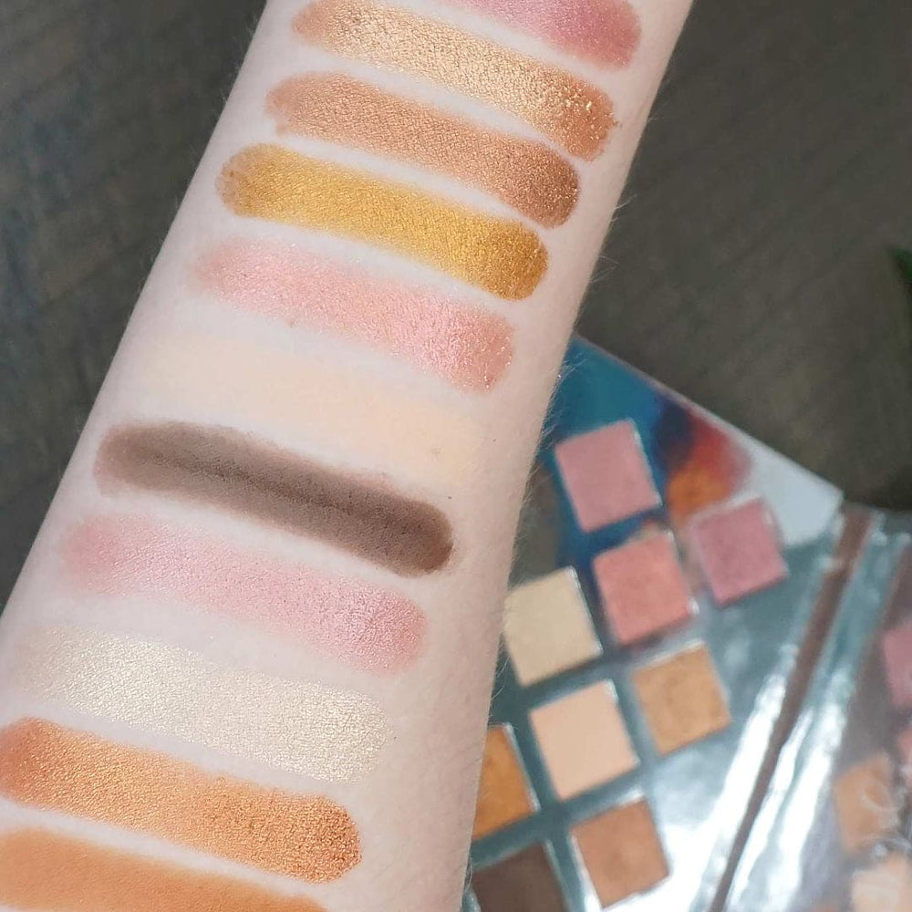 ESSENCE | CRYSTAL DREAMS EYESHADOW PALETTE